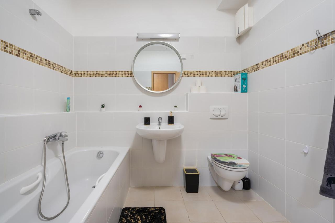 Penthouse Three Bedrooms, Three Balconies Apartment With Free Parking In Kiraly Street Будапеща Екстериор снимка