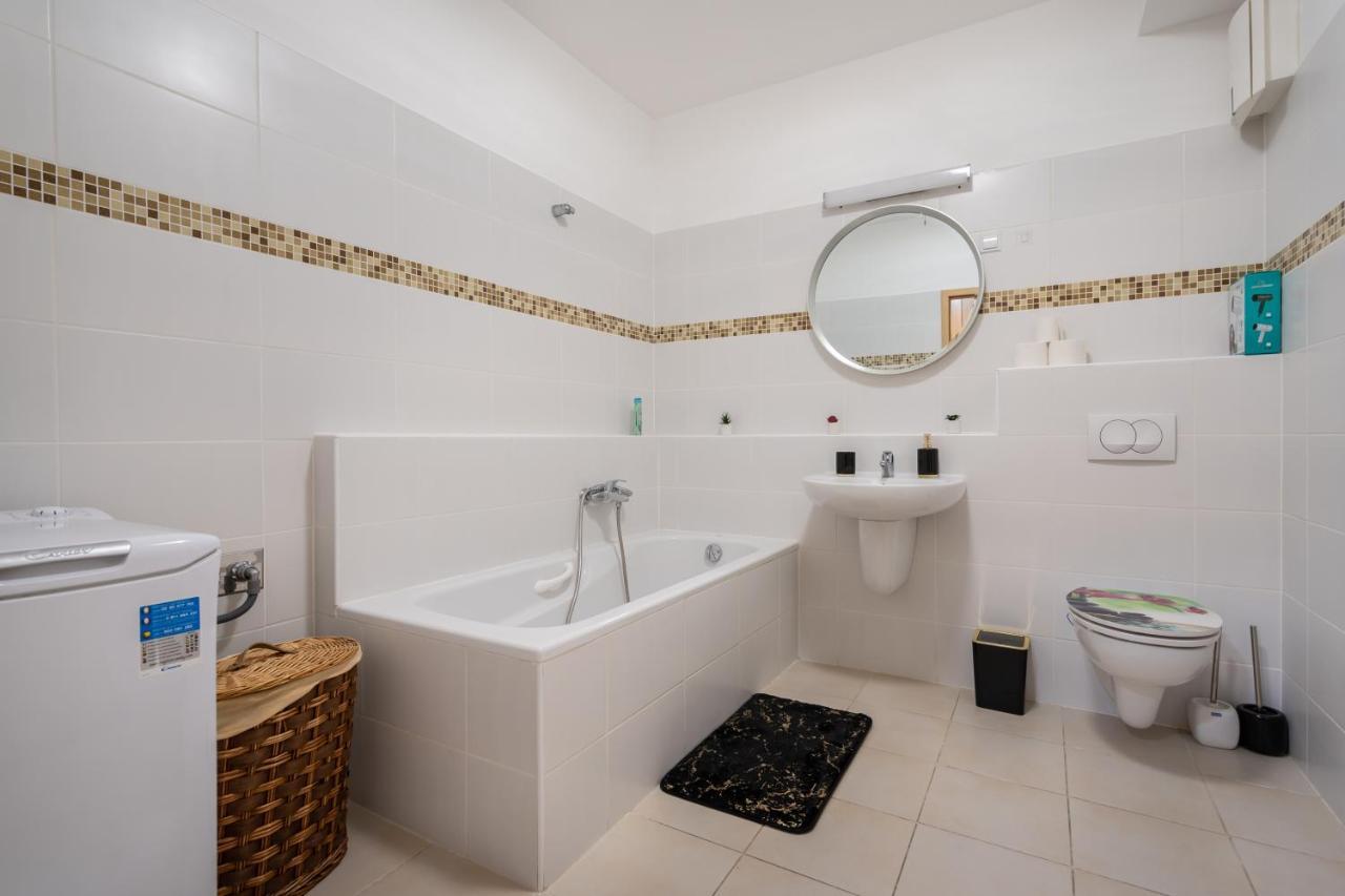 Penthouse Three Bedrooms, Three Balconies Apartment With Free Parking In Kiraly Street Будапеща Екстериор снимка