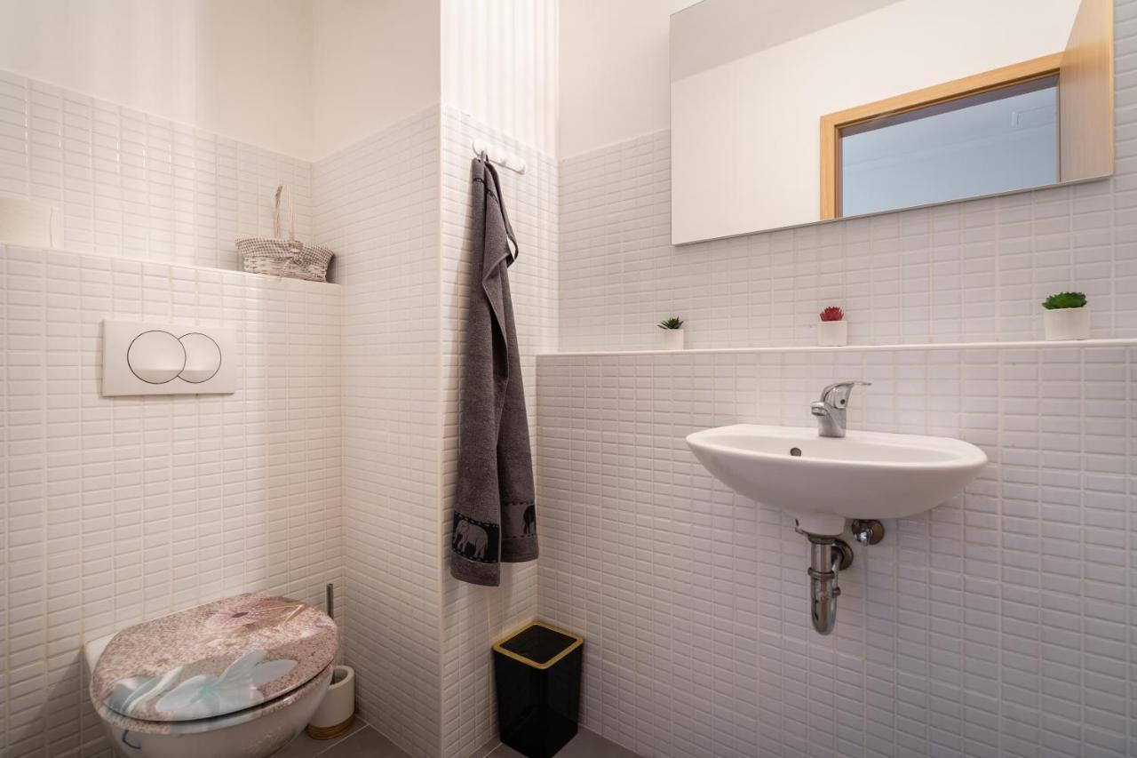 Penthouse Three Bedrooms, Three Balconies Apartment With Free Parking In Kiraly Street Будапеща Екстериор снимка