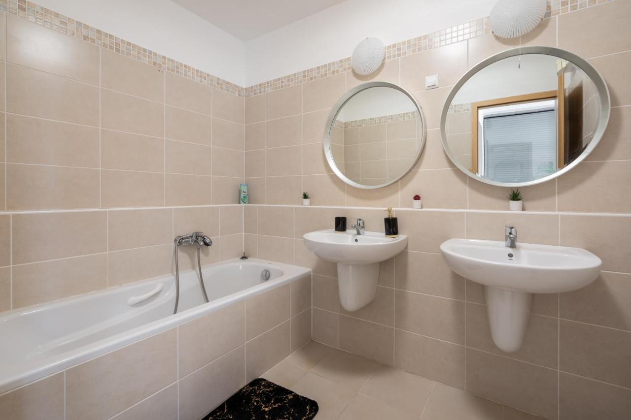 Penthouse Three Bedrooms, Three Balconies Apartment With Free Parking In Kiraly Street Будапеща Екстериор снимка